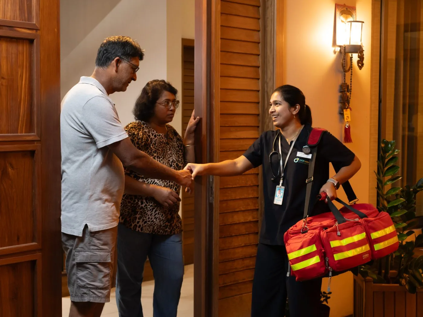 An OCS Médecins doctor arriving at a Mauritian home at night