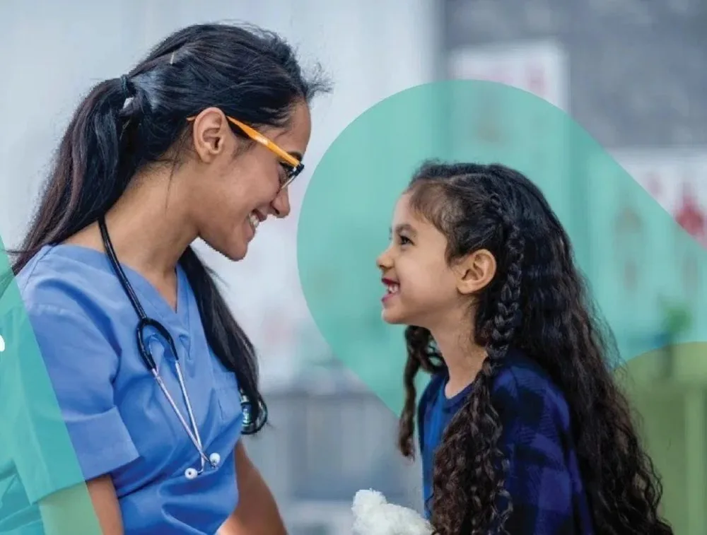An OCS Médecins doctor smiling with a young patient