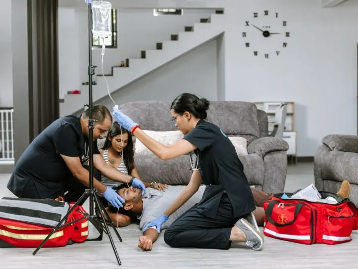 OCS Médecins team giving emergency treatment to a patient at home in Mauritius